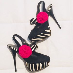 💥Black /White Heels with Flower Accent!